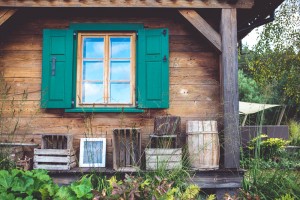 dom drewnianymi okiennicami