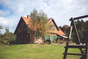 dom z zielonymi okiennicami