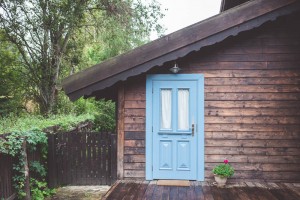 niebieskie drzwi wejsciowe