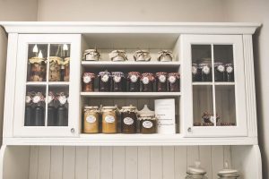 domowe przetwory w kredensie