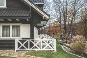 drewniany czarny dom biale okiennice