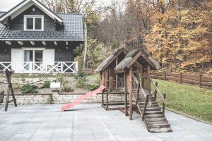 drewniany plac zabaw