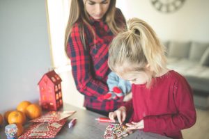 dziecko dekoruje pierniki