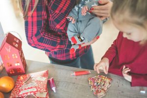rodzinne dekorowanie piernikow