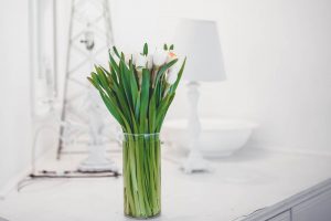 biale kwiaty w wazonie