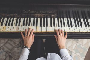 gra na fortepianie