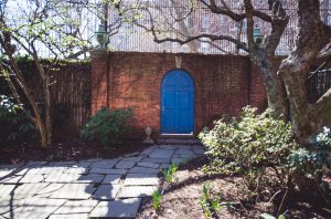 niebieskie drzwi w nowym jorku