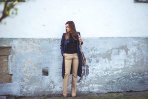 granatowy plaszcz dodatki