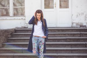 granatowy plaszcz dodatki