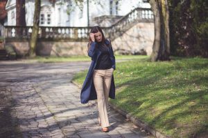 granatowy plaszcz dzwony