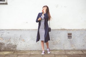 granatowy plaszcz sportowa stylizacja