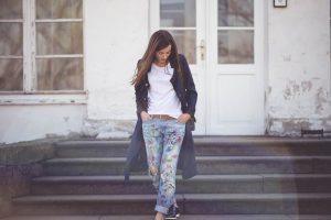 stylizacja z granatowym plaszczem