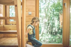 dziecko w domku na drzewie