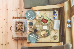 sniadanie w drzewach