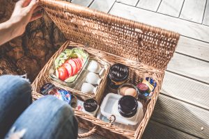 sniadanie w koszyku piknikowym