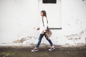 biala marynarka z czym