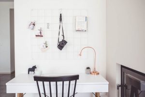 biale biurko w salonie