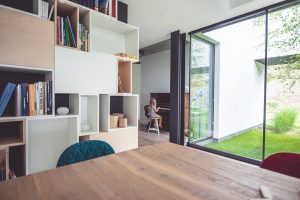 dziecko gra na pianinie