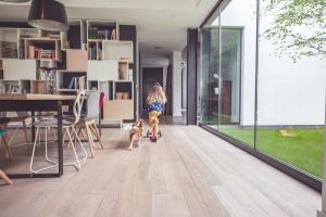 dziecko na hulajnodze