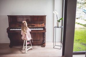dziecko przy pianinie