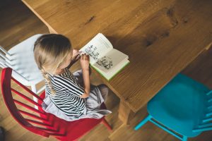 dziecko czyta ksiazke