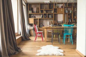 wnetrza kolorowe krzesla