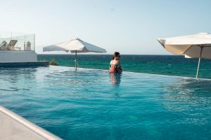 basen-z-widokiem-na-morze