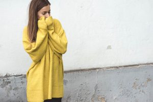 musztardowy sweter