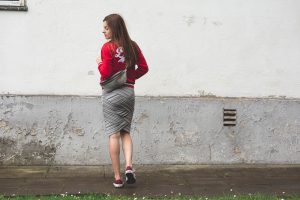 olowkowa spodnica z czym nosic