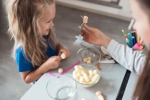 ludziki z chrupkow kukurydzianych