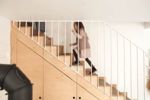 dziewczynka na schodach