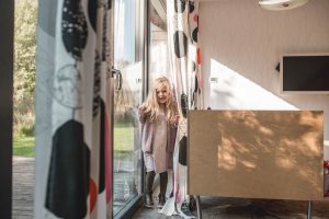 dziewczynka za zaslona