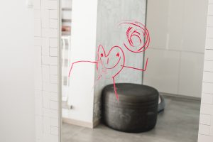 malowanie szminka na lustrze