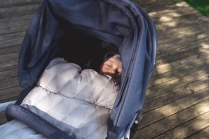 niemowle spi na tarasie