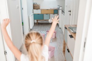 rzucanie pilki do pojemnikow