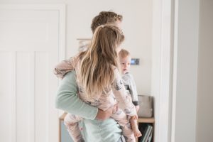 tata opiekuje sie dziecmi