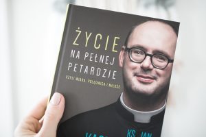 zycie na pelnej petardzie recenzja