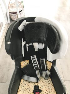 uszkodzony fotelik samochodowy