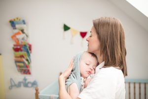 mama przytula dziecko