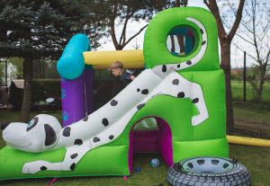 dmuchany zamek do ogrodu