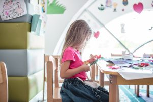 dziecko rysuje