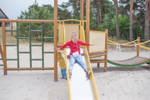 dziecko na zjezdzalni