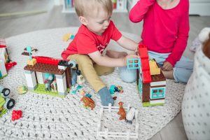 rodzenstwo bawi sie klockami