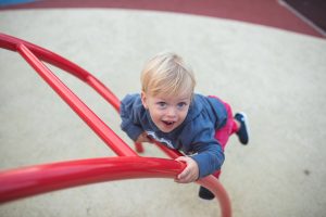 dwulatek na placu zabaw