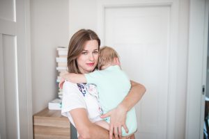 dziecki spi na rekach mamy