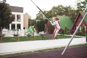 dziecko na placu zabaw