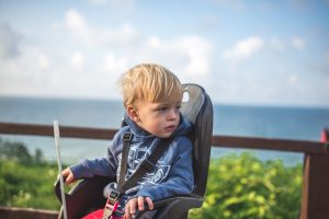 dziecko w foteliku rowerowym