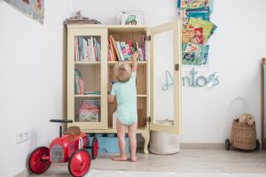 dziecko wybiera ksiazki