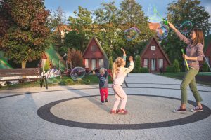 mama bawi sie z dziecmi