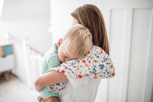 mama przytula dziecko
